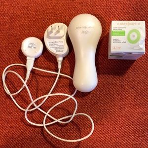 Clarisonic Mia with 2 brand new replacement heads